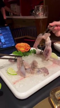 Yemek saatinde bir restoranda farklı lezzet ve malzemelerle dolu sıcak kap hazırlama keşfet.