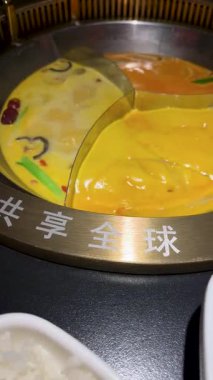 Buzlu mürekkep balığı ve limonlu bir restoranda taze deniz ürünlerinin tadını çıkarıyorum.