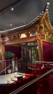 Dsseldorf, Almanya, 18 Şubat 2026: Geleneksel Tasarım Elementleri ve Modern Özellikleri Olan Eşsiz Restoran Mimarisi