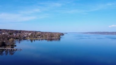 Bir gölün derin mavi sularını sabahın erken saatlerinde hafif dalgalarla keşfetmek güneş ışığını yansıtıyor. Starnberg, Bavyera, Almanya