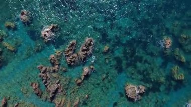Güneşli bir günde Kıyı Bölgesi 'nde Açık Suları ve Rocky Sahillerini Keşfediyor