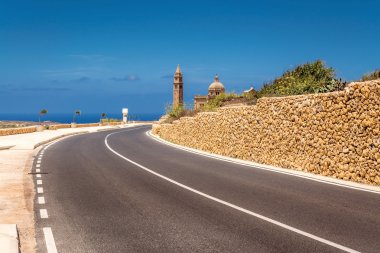 Gozo Adası, Malta Gharb Ta Pinu kiliseye yol