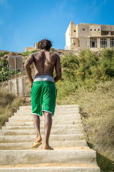 Yukarı koşan siyah adam