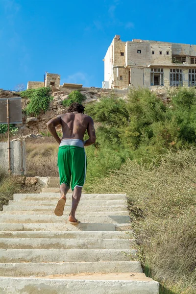 Yukarı koşan siyah atletik adam