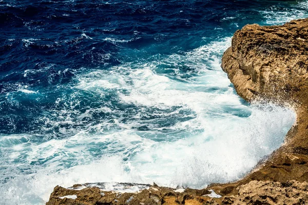 dalgalar ve kayalıklarla