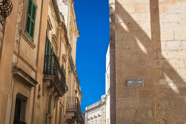 Enge straße in malta — Stockfoto