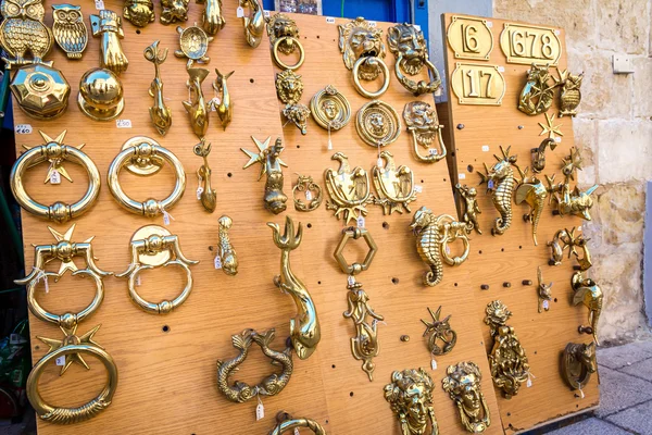 Tahta kapı kolları ve plaka numaraları ile