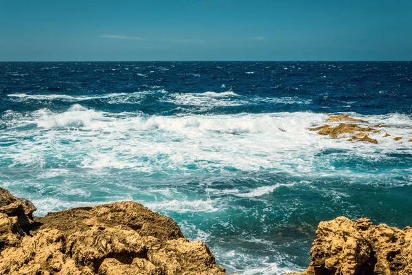 바다와 바위 몰타 스톡 이미지
