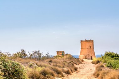 Malta'da Golden Bay sahilde kule