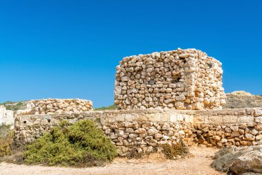 Malta'da Golden Bay sahilde bitmemiş Kulesi