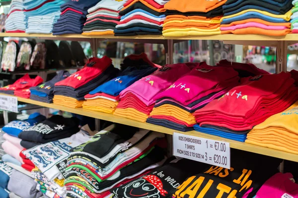 Parlak Malta t-shirt raflarda