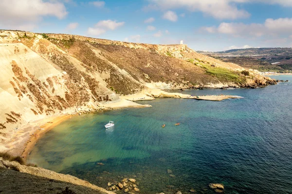 Uçuruma Malta Tuffieha Bay Beach civarındaki üzerinden görüntülemek