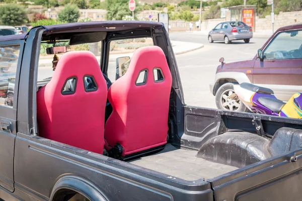 Malta'da park edilmiş açık jeep
