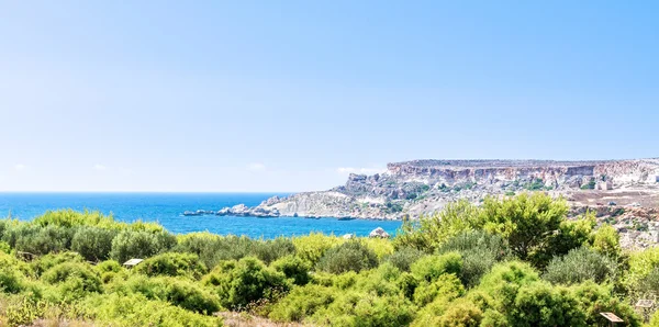 Пляж Tuffieha Bay на Мальте — стоковое фото