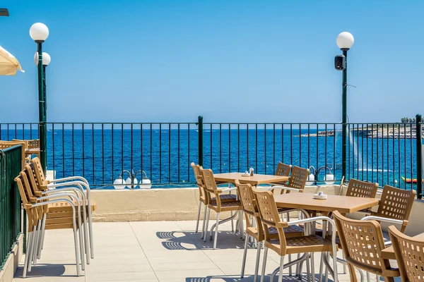 Bugibba 몰타에서 바다 전망 카페 로열티 프리 스톡 이미지