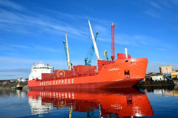 Navio Diesel Elétrico Nadezhda Está Sendo Descarregado Perto Cais Porto — Fotografia de Stock