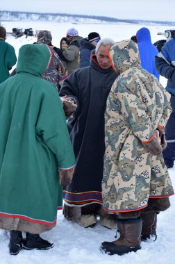 Bir sohbete öncülük eden Tukhard tundrasının ren geyiği çobanları Kuzey 'in yerli halklarının ulusal kıyafetlerini giymiş ren geyiği çobanı gününde bir araya geldiler. Fotoğraf Rusya 'nın Taimyr kentindeki Tukhard köyünde çekildi.