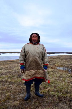 Ren geyiği çobanı Beregovoy 'un yaz kıyafetleri içindeki portresi. Rusya 'nın Taimyr Yarımadası' ndaki Tukhard tundrasında yapıldı.