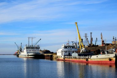Dudinka Nehri 'nden Dudinka rıhtımına demirlemiş olan avraamiy Zavenyagin' e ve kuru bir kargo nehri gemisine bakın.