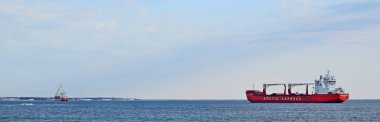 Norilsk Nickel dizel elektrikli gemileri, ilkbahar buzlarının sürüklenmesinden sonra Yenisei nehir yolunda boşaltılmayı bekliyor.