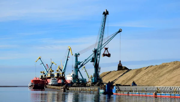 Vista Rio Yenisei Guindastes Descarregando Areia Barcaças Navios Que Estão — Fotografia de Stock