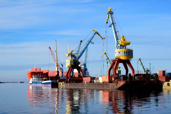 Gemileri vinçlerle boşaltırken Yenisei Nehri 'nden Dudinka limanının görüntüsü