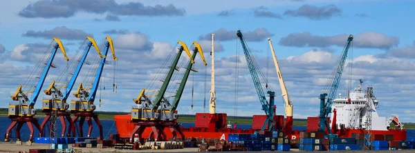 Guindastes Trabalhando Porto Dudinka Descarga Navio — Fotografia de Stock