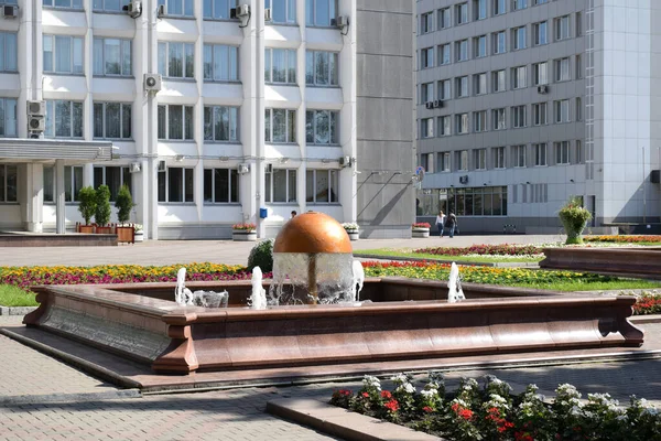 Krasnoyarsk şehrinin yönetim binasının yakınındaki meydanda bulunan fıskiyenin yakın çekimi. Fotoğraf 24.08.2014 tarihinde Rusya 'nın Krasnoyarsk kentinde çekilmiştir.