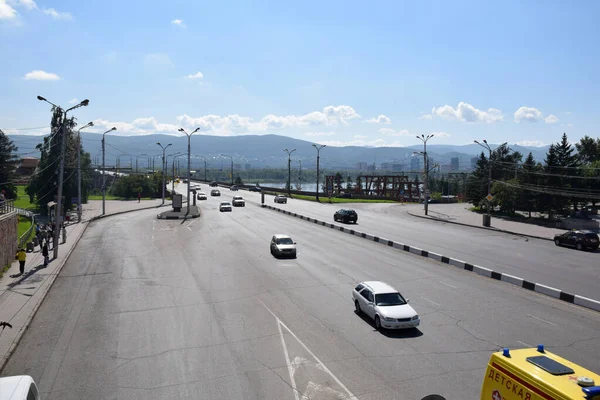 Krasnoyarsk 'ın merkezindeki Weinbaum Caddesi' nin manzarası Krasnoyarsk City yönetim binasından Opera ve Bale Tiyatrosuna uzanan yaya köprüsünden. Fotoğraf 24.08.2014 tarihinde Rusya 'nın Krasnoyarsk kentinde çekilmiştir.