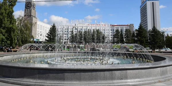 Widok Budynku Administracji Miasta Krasnojarsk Przez Fontannę Położony Placu Teatralnym — Zdjęcie stockowe