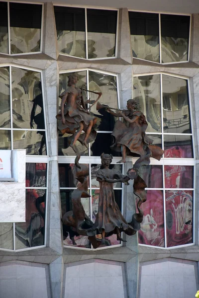 Krasnoyarsk şehrindeki Opera ve Bale Tiyatrosu cephesinin bronz heykeller şeklinde yakın plan çekimleri.