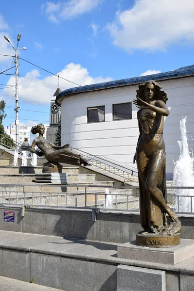写真はクラスノヤルスク中心部のカスケード噴水 シベリアの川 周囲の建物を背景に円成 ハッタンガ アンガラ バザーイハ川などの彫刻が施されています — ストック写真