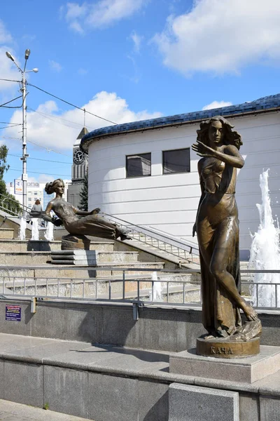Yenisei, Khatanga, Angara, Mana, Bazaiha nehirlerini çevreleyen binaların arka planında tasvir eden heykellerle Krasnoyarsk şehir merkezindeki çağlayan çeşmenin fotoğrafı