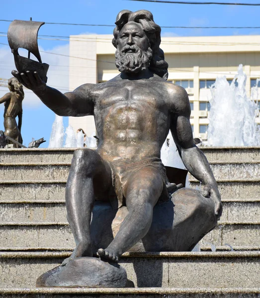 Bronze Sculpture Man Holding River Boat Boat Displaying Yenisei River — Stock Photo, Image