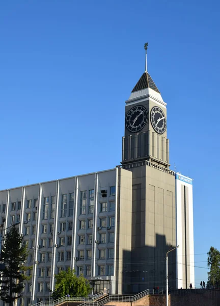 Een Grote Klokkentoren Krasnojarsk Naast Het Gemeentehuis Vergelijkbaar Met Grote — Stockfoto