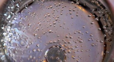 Grafiksel kaynak, arkaplan, ekran koruyucu gaz baloncukları bir bardağın içinde hareket ediyor, şarap kadehi.