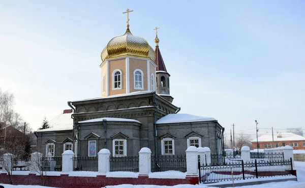 Rusya Omsk, Sibirya 'daki Kutsal Şehit Kilisesi Paraskeva Pyatnitsa. Fotoğraf 04.02.2021 'de Omsk' ta çekildi..