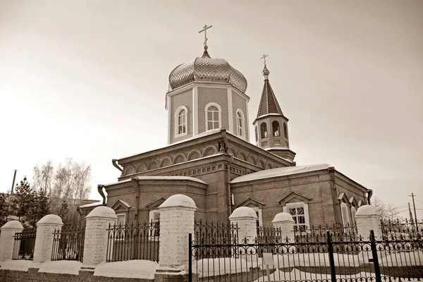 ロシア オムスクの聖殉教教会の鐘楼とドーム 2021年にオムスクでヴィンテージスタイルの写真が撮影されました — ストック写真