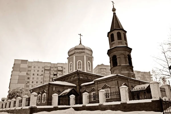 ロシア オムスクの聖殉教教会の鐘楼とドーム 2021年にオムスクでヴィンテージスタイルの写真が撮影されました — ストック写真