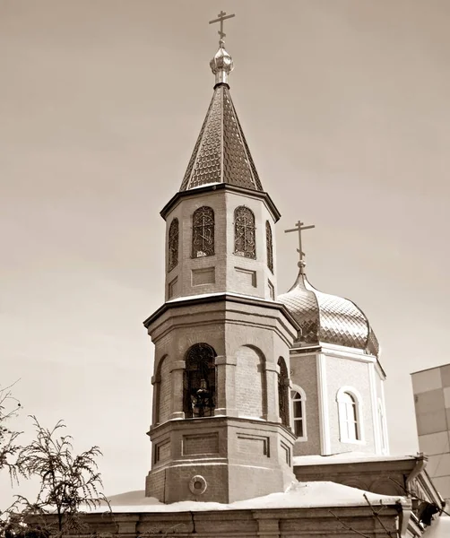 Kutsal Şehit Paraskeva Pyatnitsa Kilisesi 'nin çan kulesi ve kubbesi Omsk, Rusya, Sibirya' da. Eski tarz fotoğraf 04.02.2021 tarihinde Omsk 'ta çekildi..