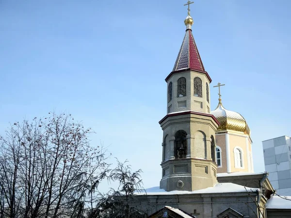 ロシアのオムスクにある聖殉教者の教会の鐘楼とドーム この写真はオムスクで撮影されました04 2021 — ストック写真