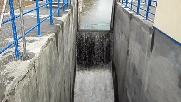 Filterdamm über den Fluss passieren. Stockvideo