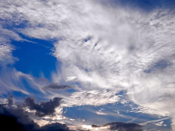 Nuvole danzanti e gioiose nel cielo — Foto Stock