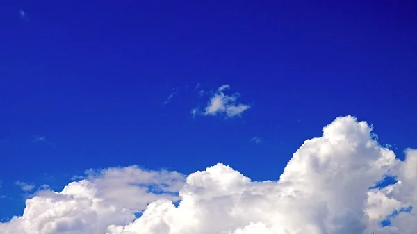 Edredón y una almohada de nubes como una cama en el cielo de la mañana —  Fotos de Stock