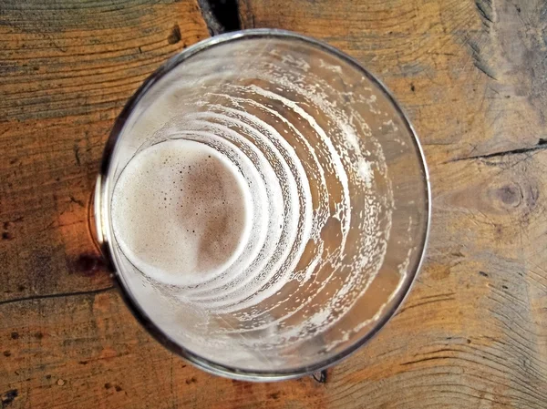 Copo e beber sinais de cerveja de diminuição . — Fotografia de Stock