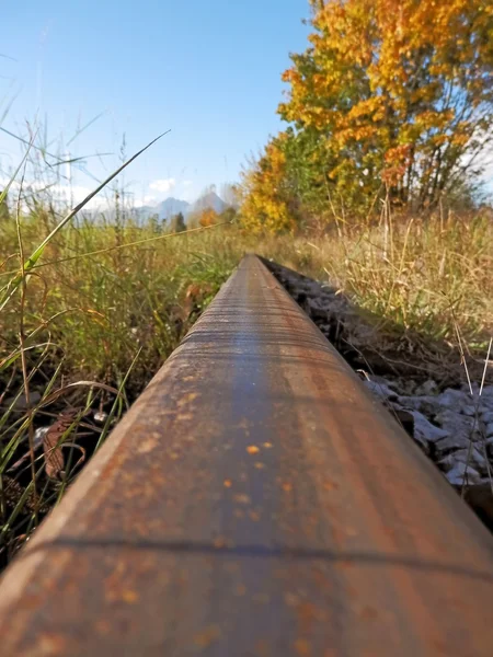 Ferrocarril en el momento del otoño y la dirección de las montañas . — Foto de Stock