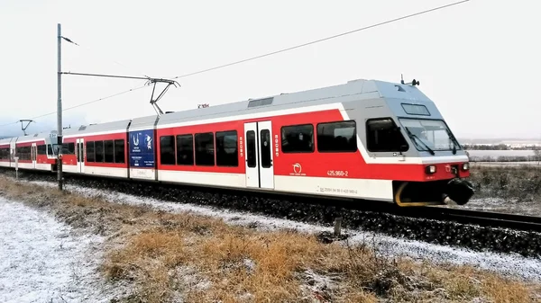 Nuevo tren eléctrico instalado en los Altos Tatras . Fotos De Stock