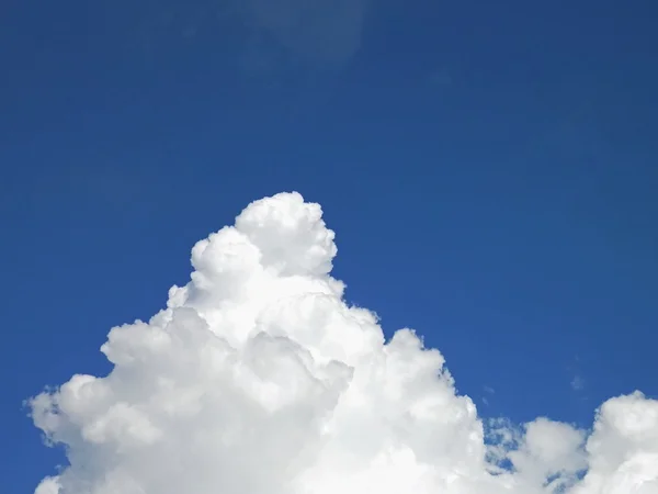 Una nube solitaria como el comienzo de las tormentas de primavera —  Fotos de Stock