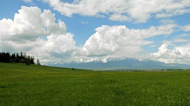 Vadi ile arka planda yüksek dağlar ağaçlar.