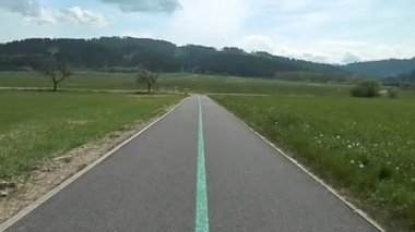 Poprad Slovakya çevresinde bahar zamanında Bisiklete binme